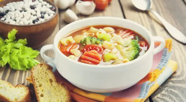 Przesolona zupa? Uratuj ją! Skuteczne triki krok po kroku