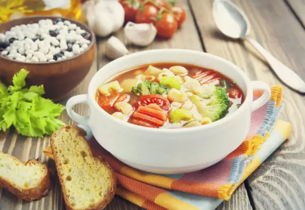 Przesolona zupa? Uratuj ją! Skuteczne triki krok po kroku
