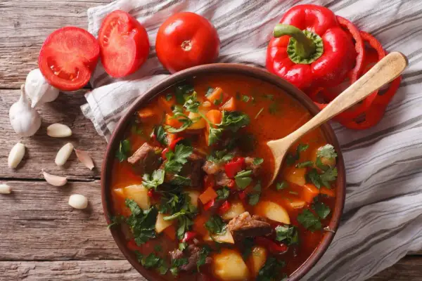 Zupa gulaszowa: Kluczowe przyprawy i sekrety perfekcyjnego smaku