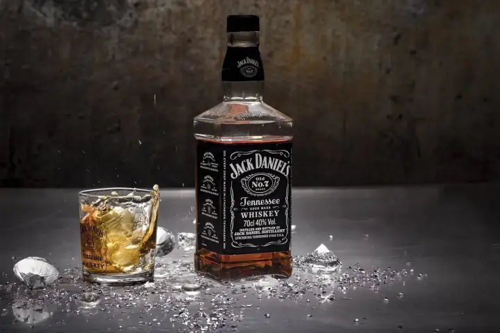 Koktajle z whisky: Przepisy, techniki i wybór idealnej butelki